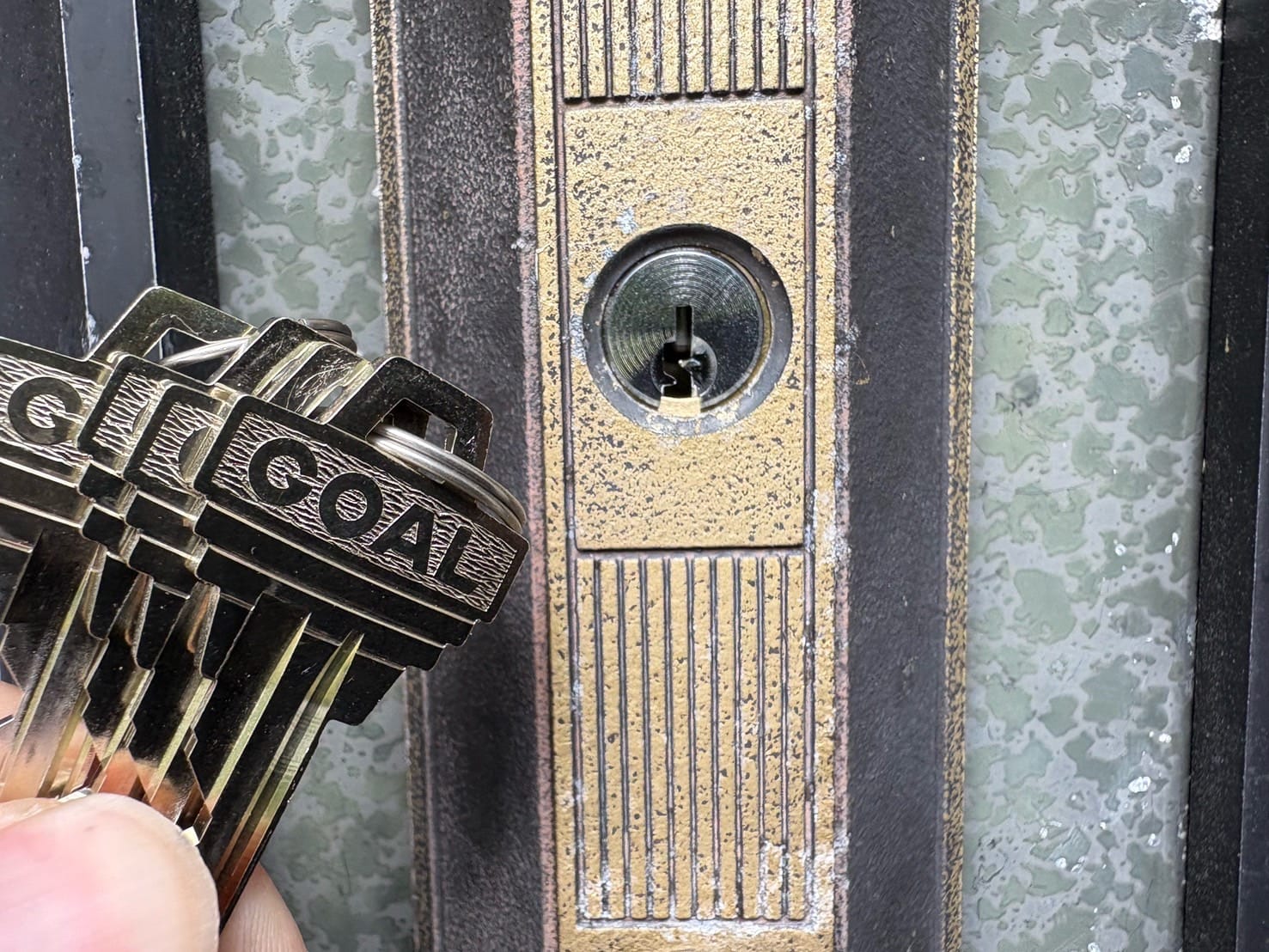 GOAL社のキーシリンダーを取り付けました。シリンダーの前で付属の鍵を数本持っている