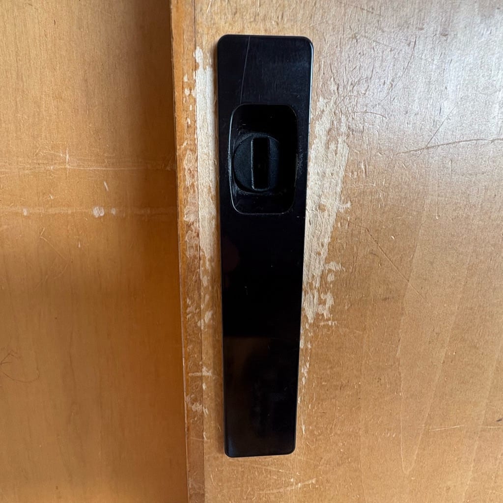 引き戸の真ん中に引違錠がついている