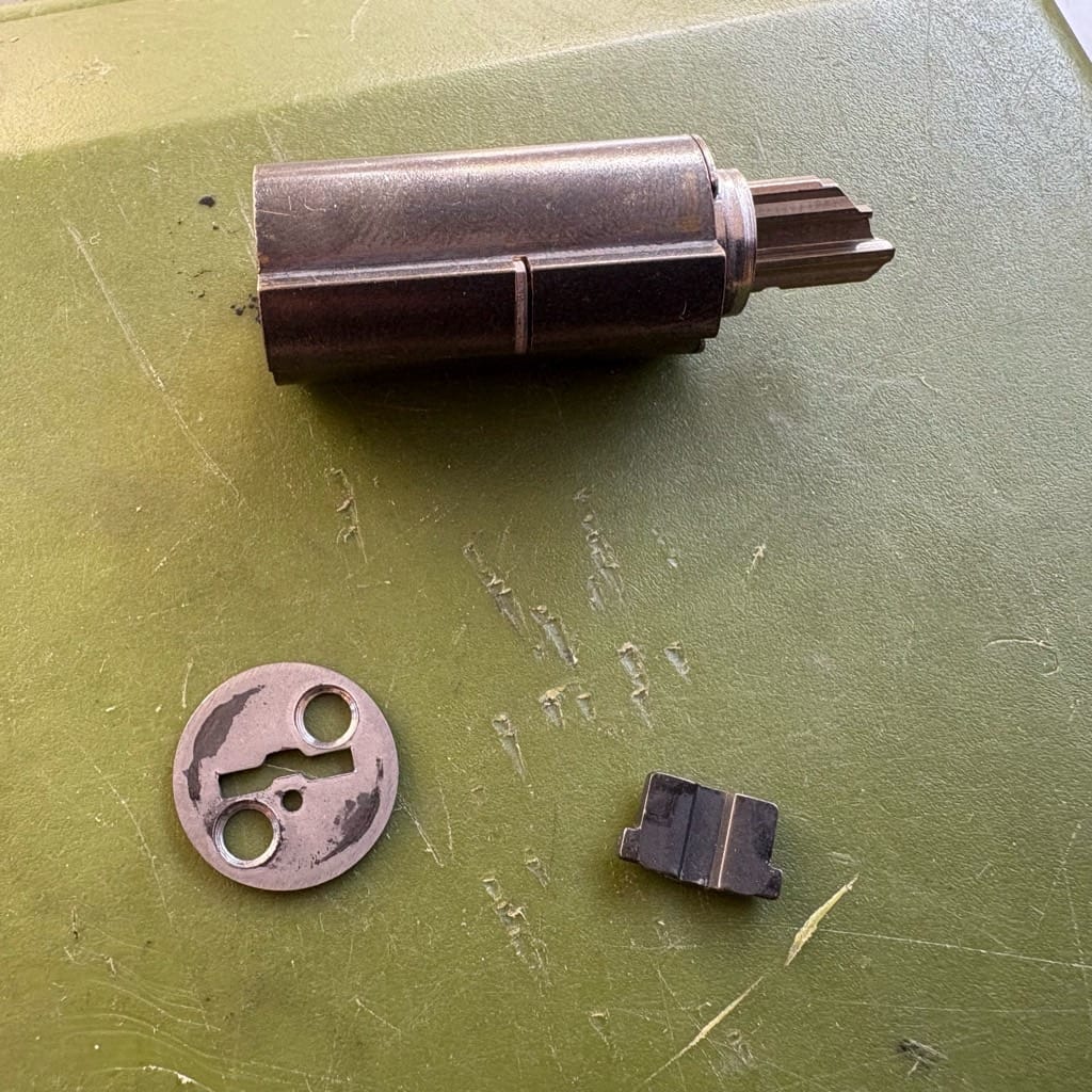 分解して折れた鍵を取り除きました