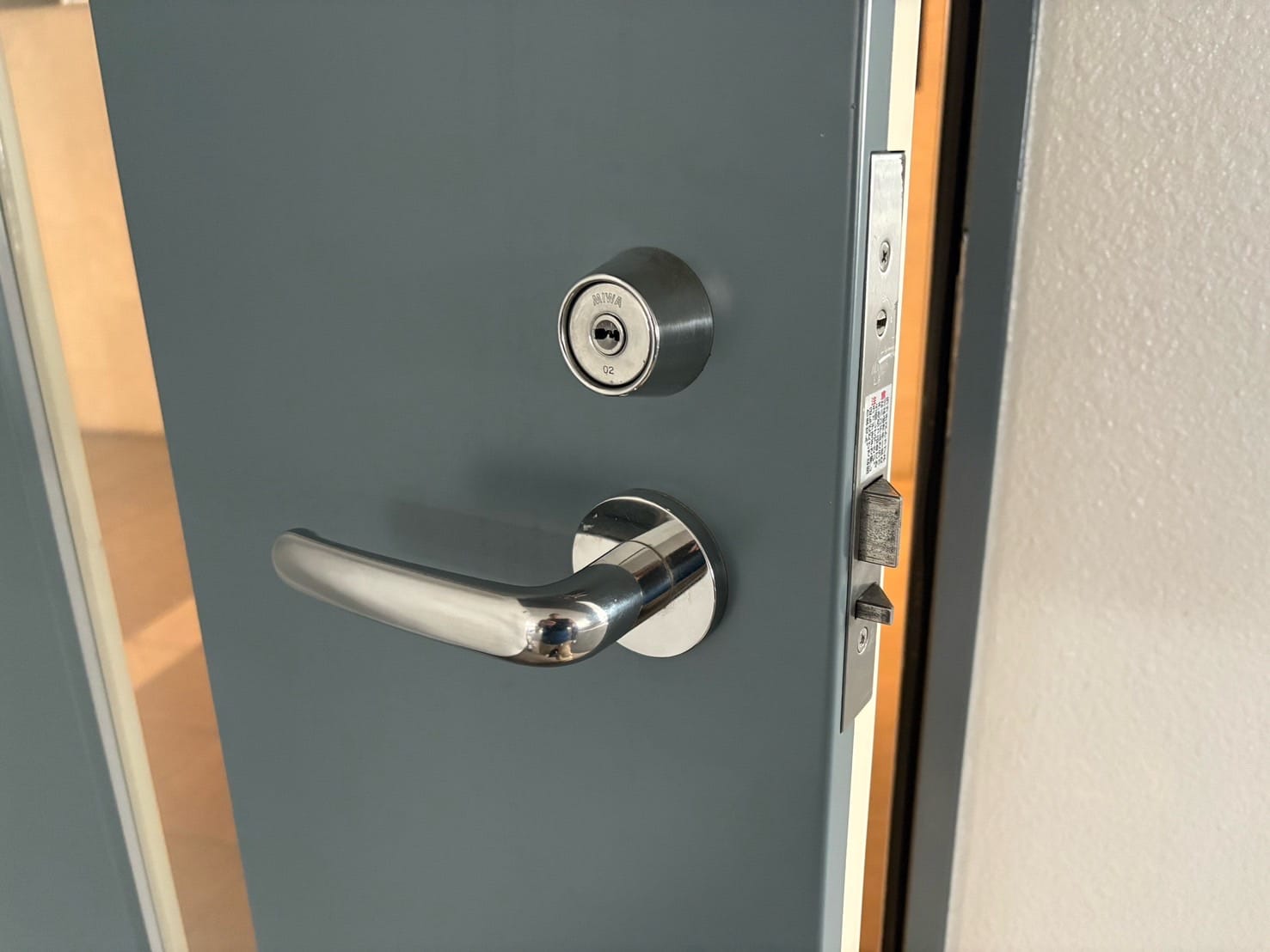 扉にはMIWAの自動施錠レバーハンドル錠がついている。こちらの扉の鍵交換を行います