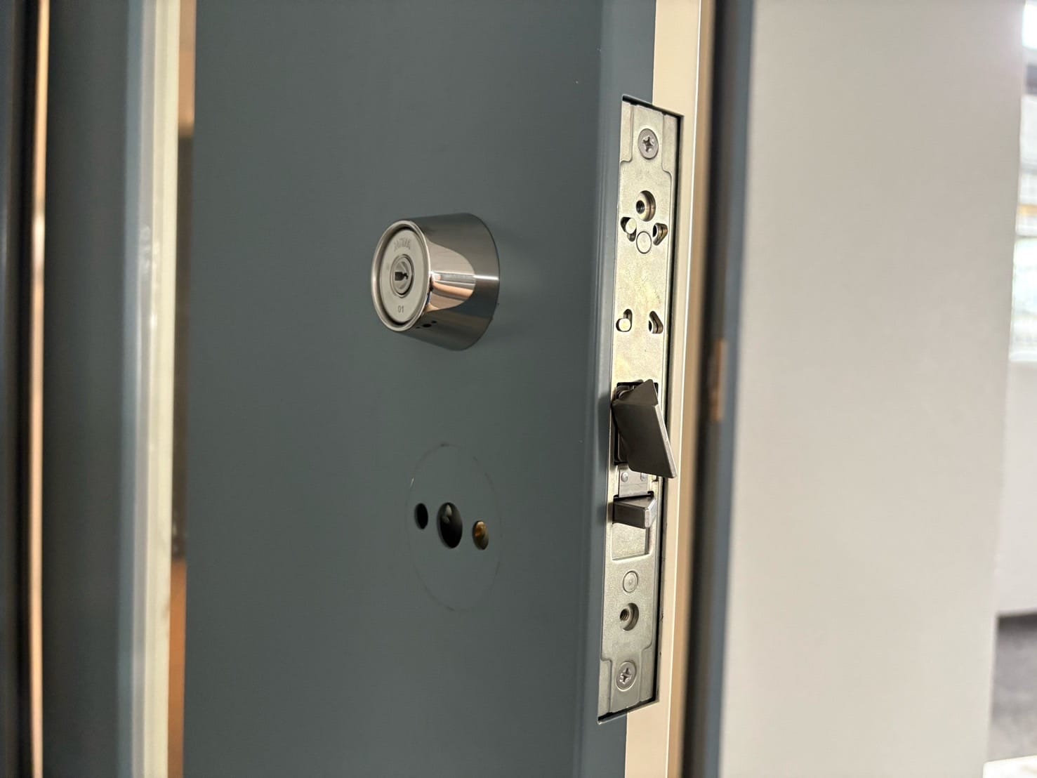 扉からレバーハンドルを取り外しました