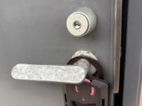 鍵の不調があるドア。GOAL製のレバーハンドル錠がついています