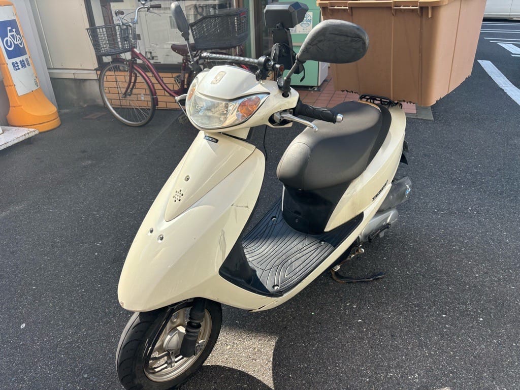 ホンダ ディオAF68型。こちらのメットインを解錠します