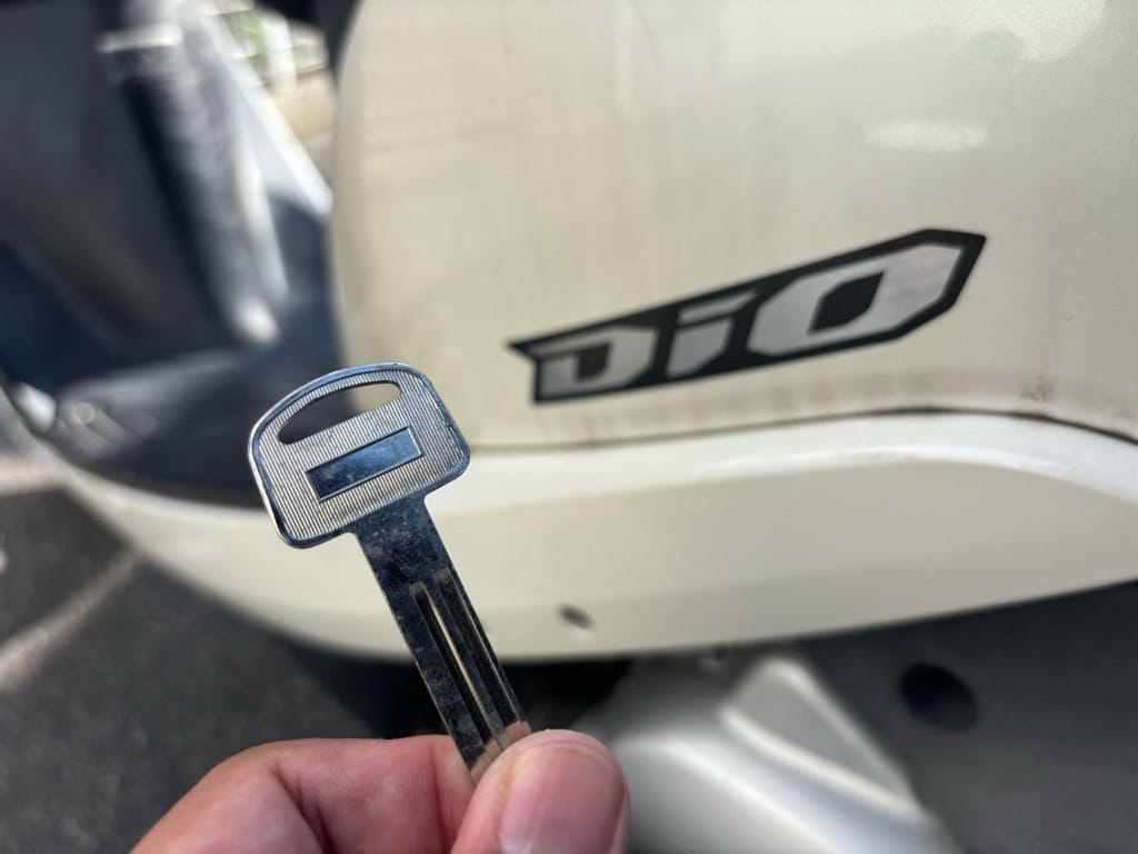 作製した鍵を手に持っている