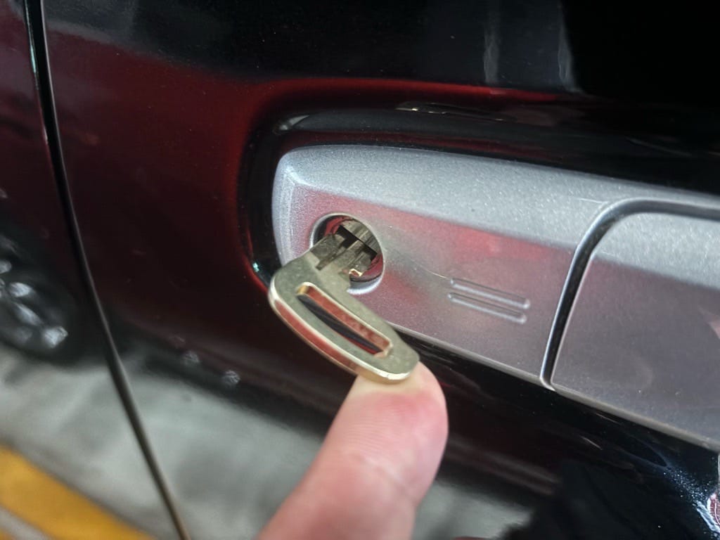 作製したメカニカルキーをタントのドアシリンダーにさして動作を確認