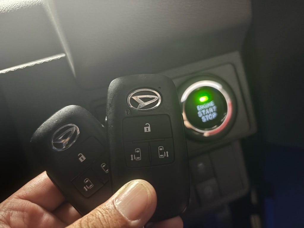 登録が完了したスマ―tキーをタントのスタートボタンの前でもっている