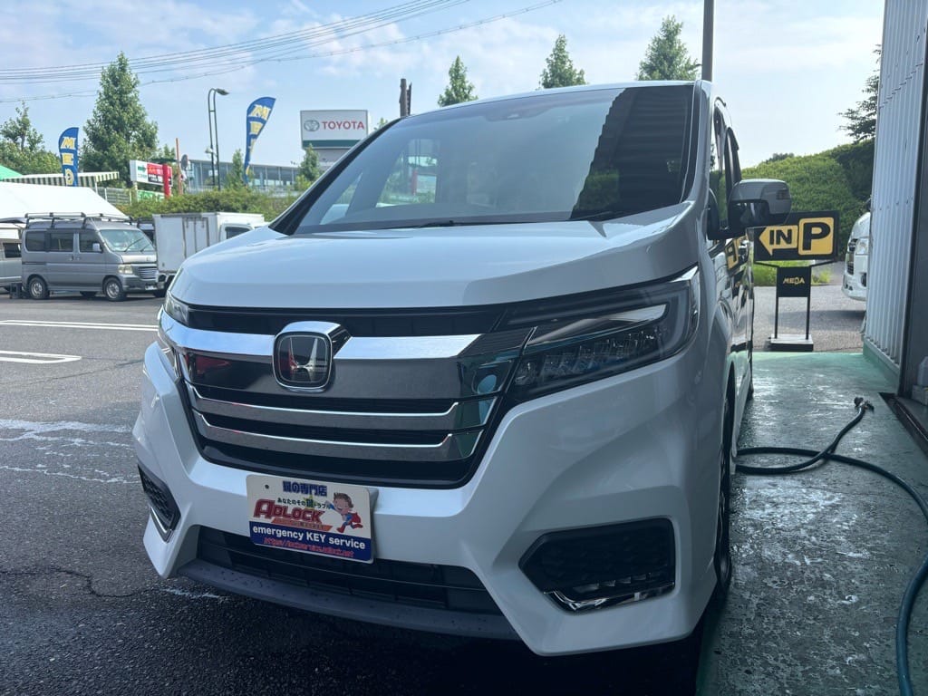 ホンダ ステップワゴン RP3 2020年式の白い車両が、広島市の展示場で洗車中に撮影された様子