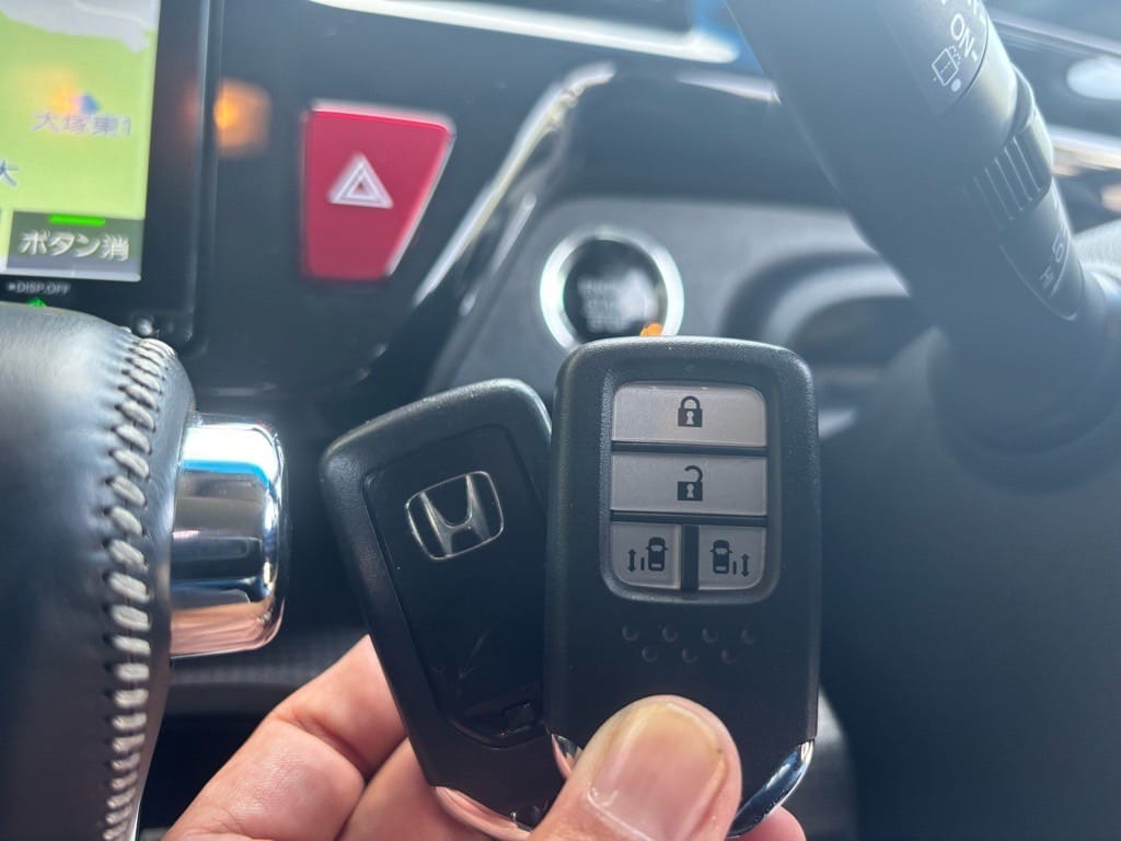 スマートキーでホンダ ステップワゴンの左側電動スライドドアを開けている途中の写真