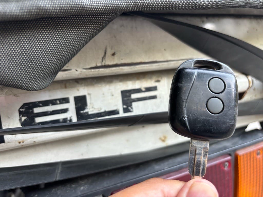 登録が完了したリモコンキーを手に持っている