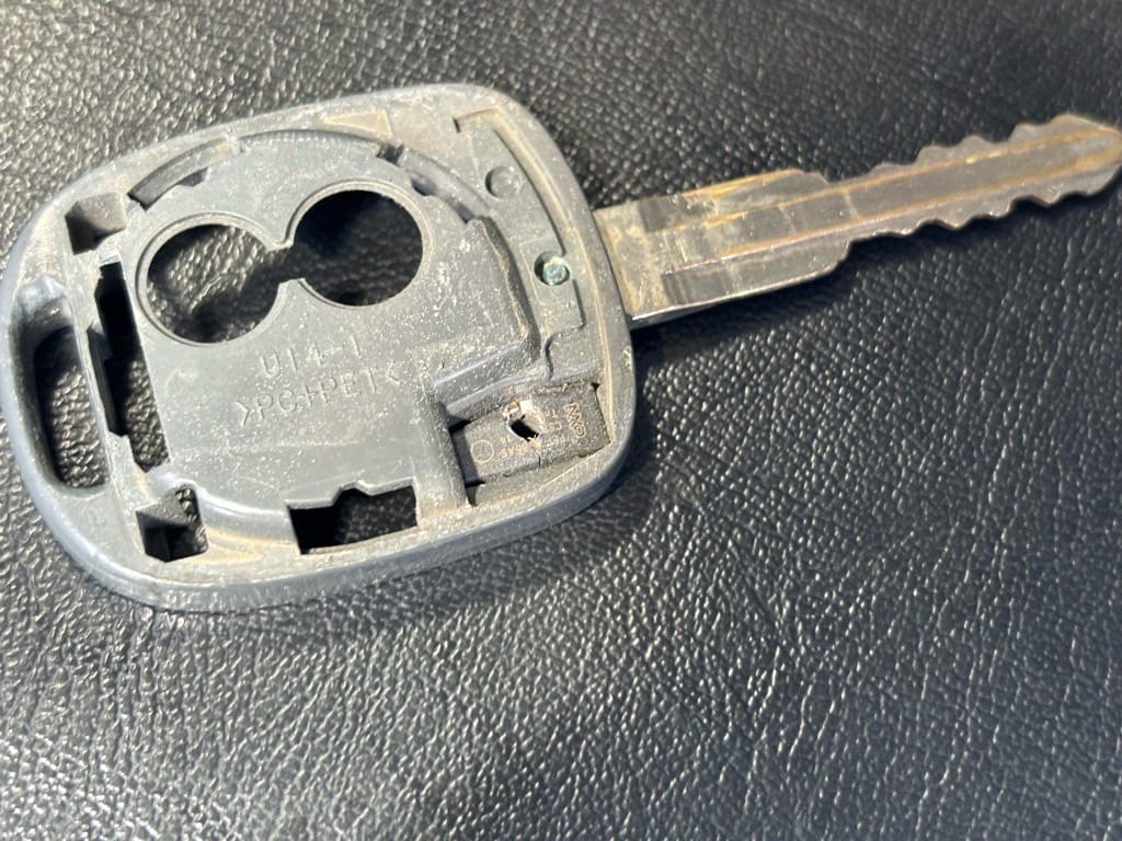 蓋が外れた状態のリモコンキー