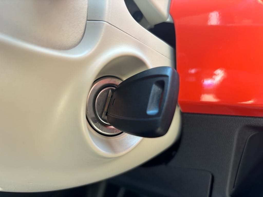 作製したスペアキーがフィアットのイグニッションシリンダーにささっている