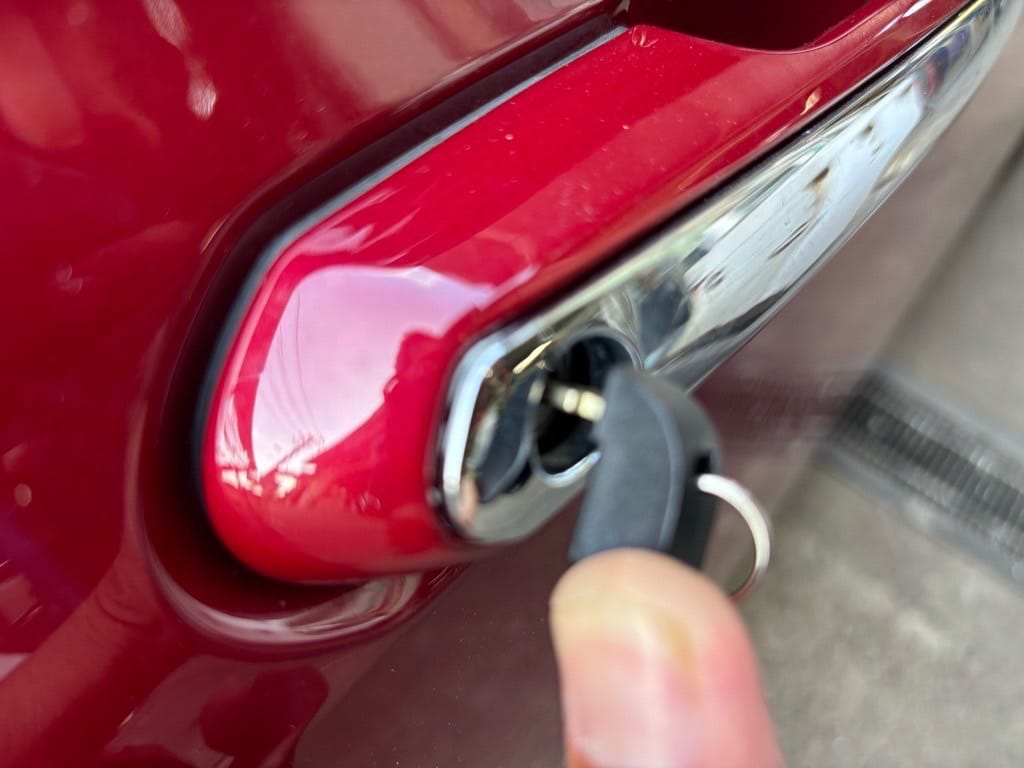 作製しメカニカルキーをクラウンのドアシリンダーに挿して動作確認。