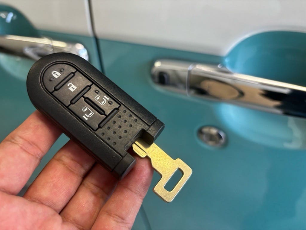 キーフリーリモコンにメカニカルキーを収納