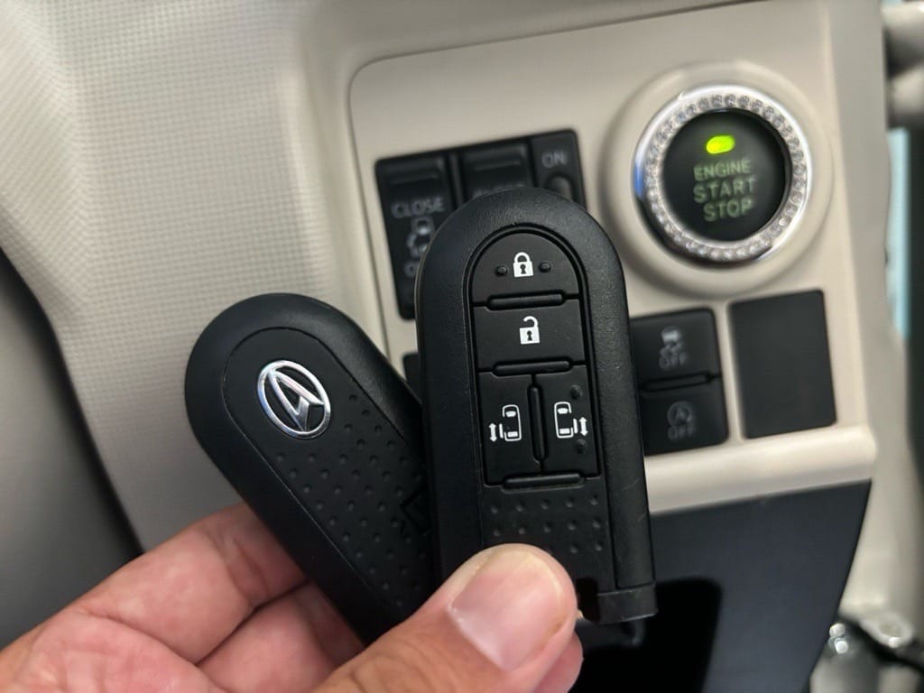 登録が完了したムーヴキャンパスのスマートキー２個をスタートボタンの前で持っている