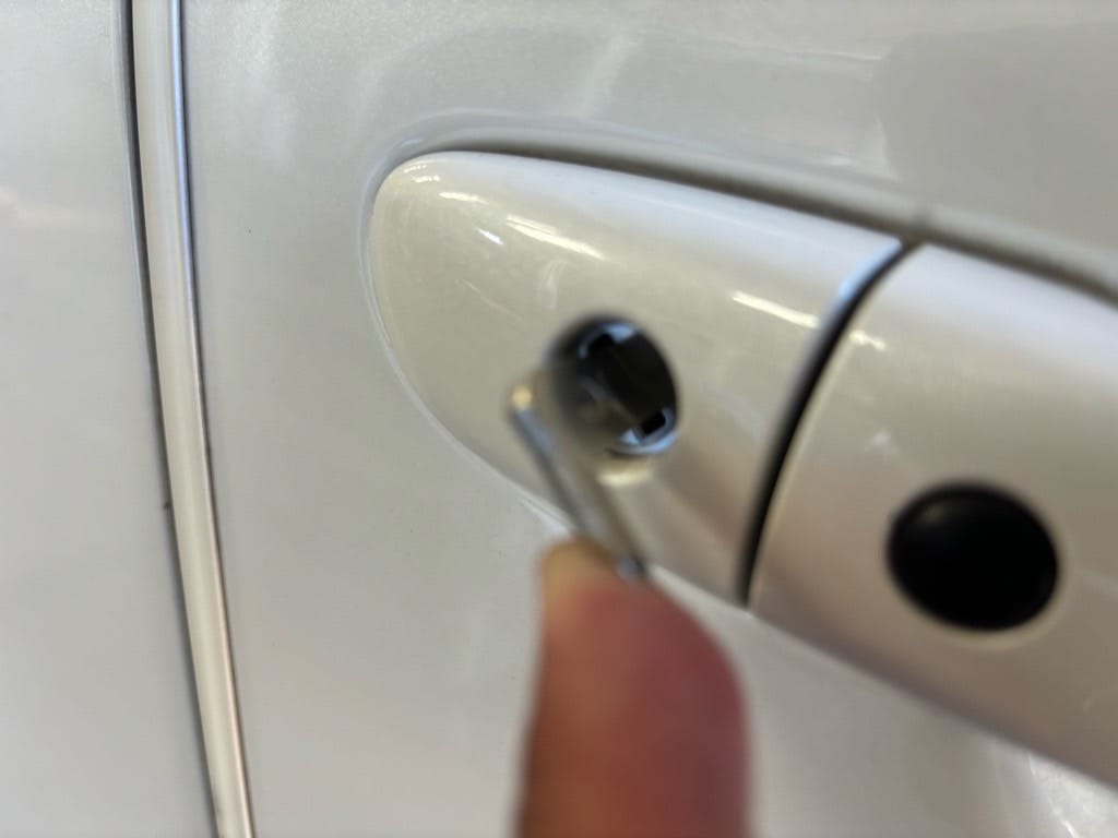 作製したメカニカルキーをCX-5のドアシリンダーに挿して動作を確認