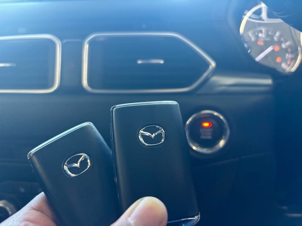 トランスミッター登録が完了。アドバンストキー２個をスタートボタンの前で持っている