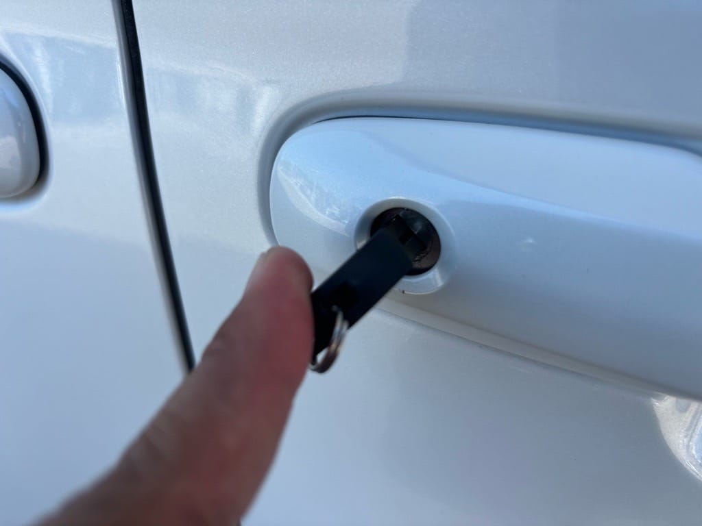 作製したメカニカルキーをヴォクシーのドアシリンダーに挿して動作を確認