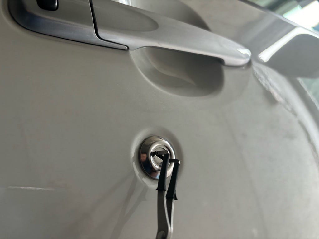 ムーヴのドアシリンダーをピッキングする様子