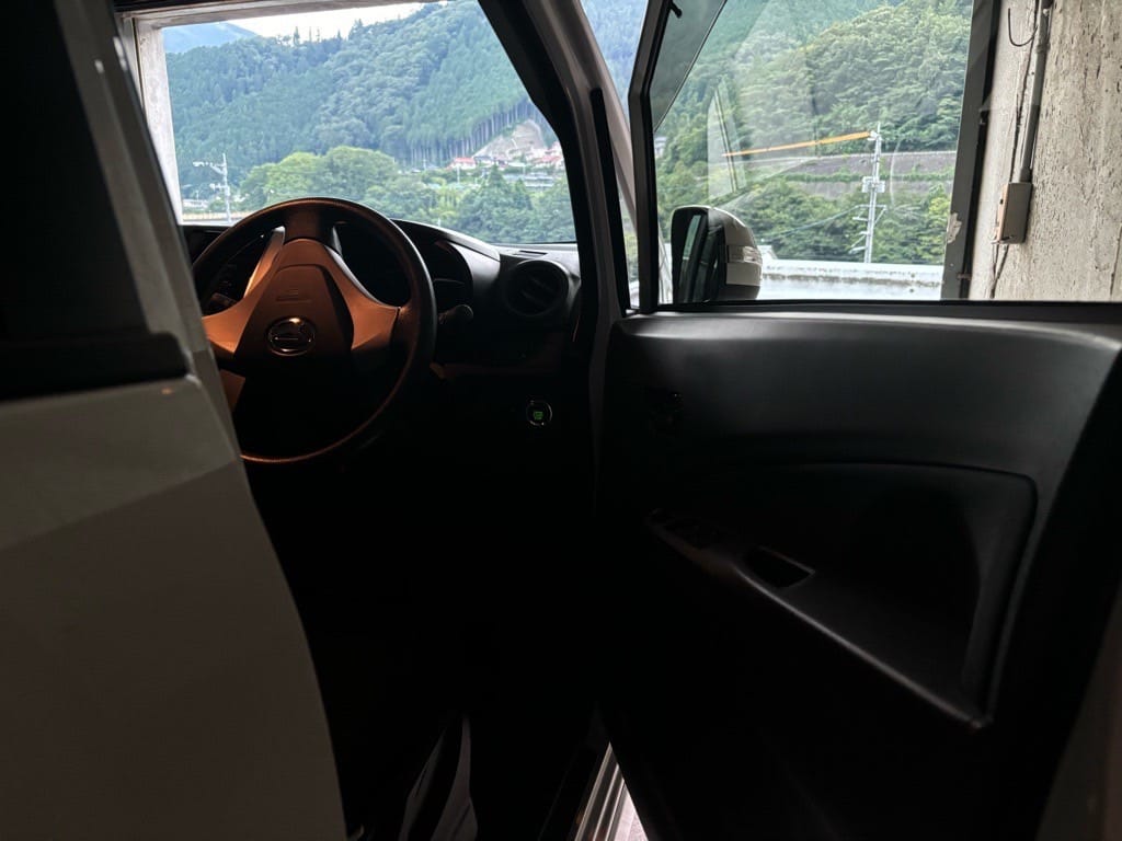 開いた運転席ドア