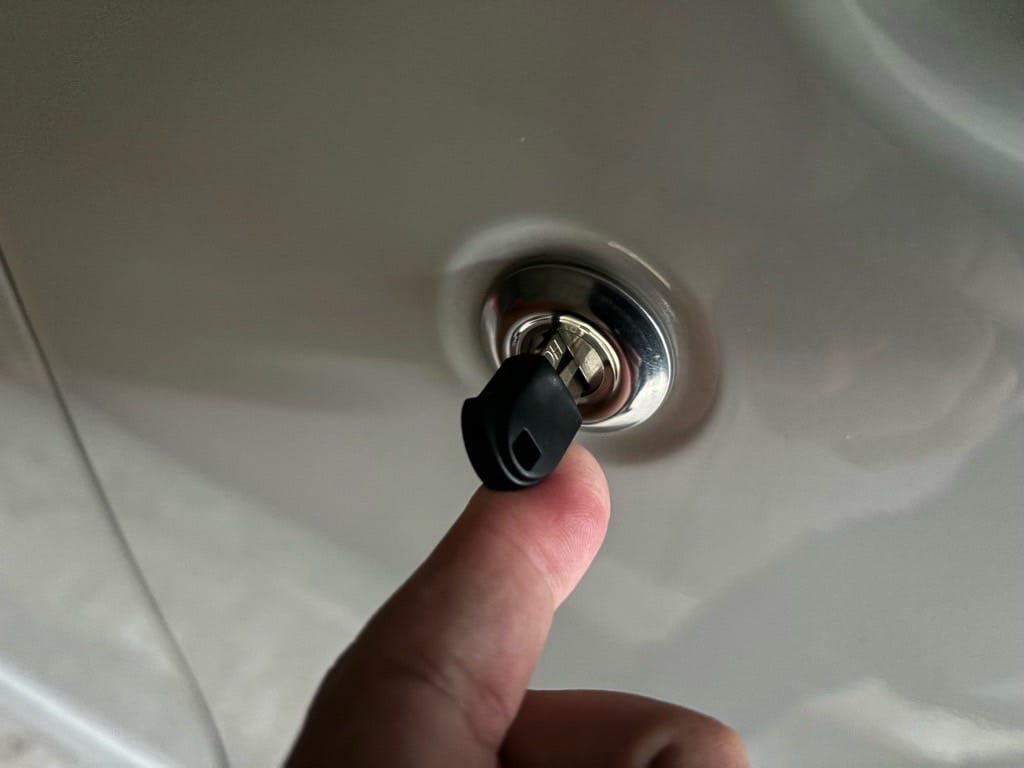 作製したメカニカルキーをムーヴのドアシリンダーに挿して動作を確認