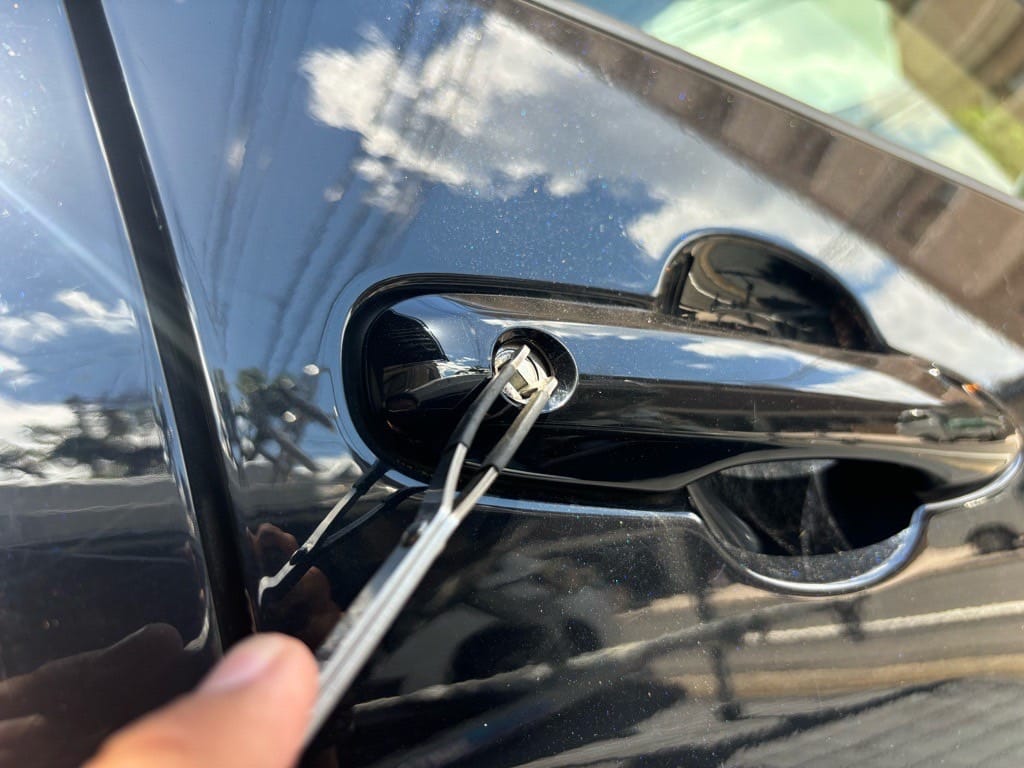 プリウスの運転席ドアシリンダーをピッキングする様子