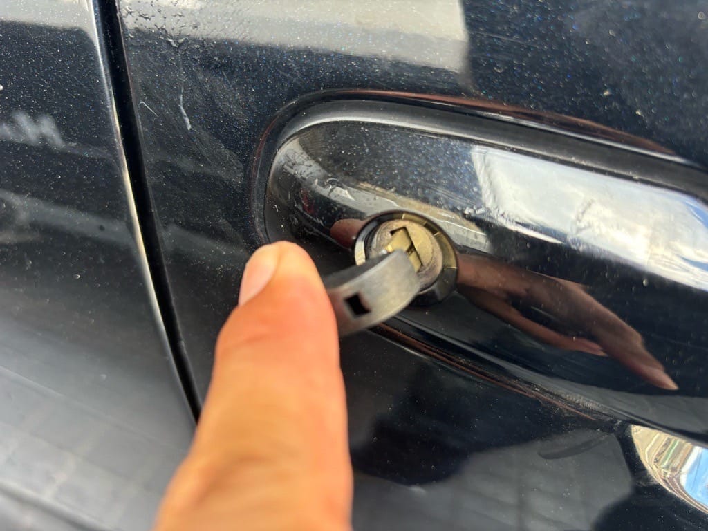 作製したメカニカルキーをプリウスのドアシリンダーに挿して動作を確認