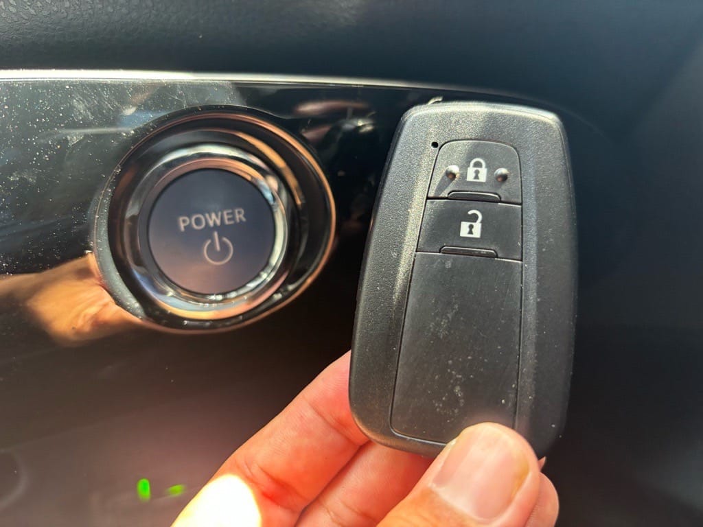 スマートキー登録が完了。スタートボタンの前でスマートキーを持っている