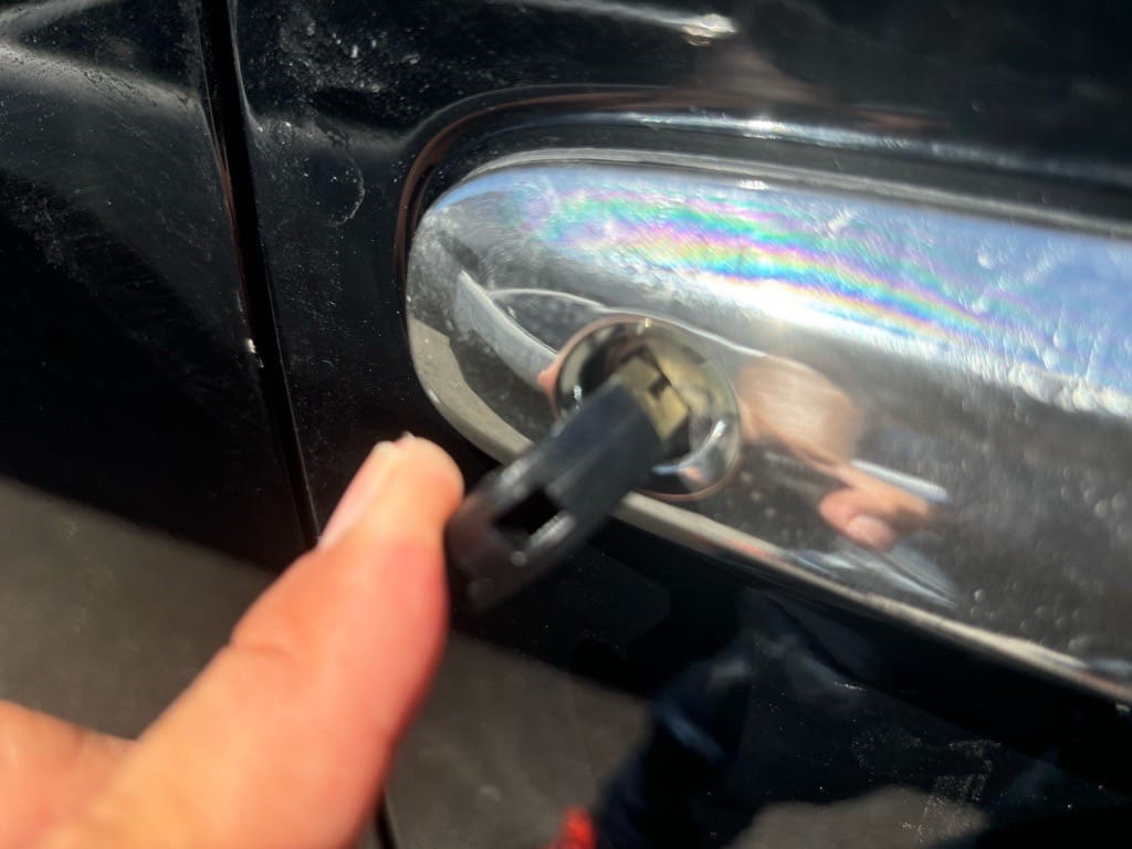 作製したメカニカルキーをハリアーのドアシリンダーに挿して動作を確認