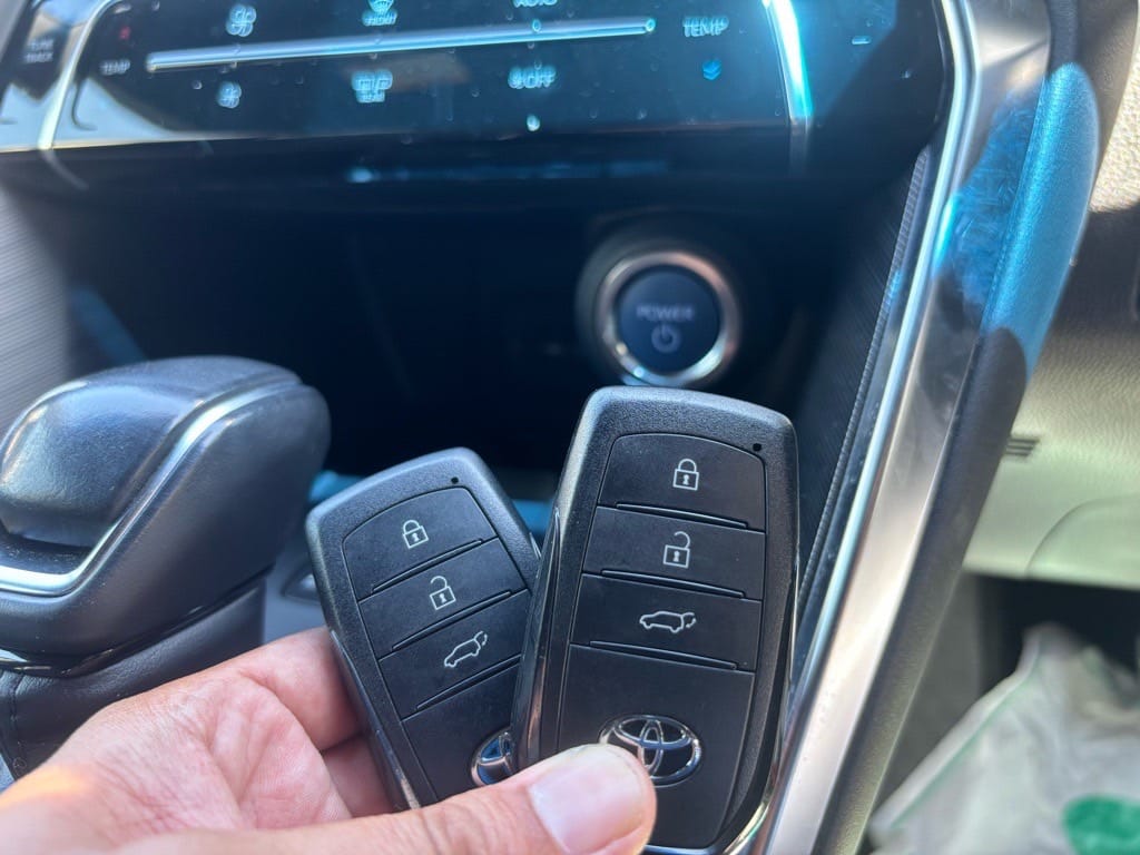 登録が完了したハリアーのスマートキー2個をスタートボタンの前で持っている