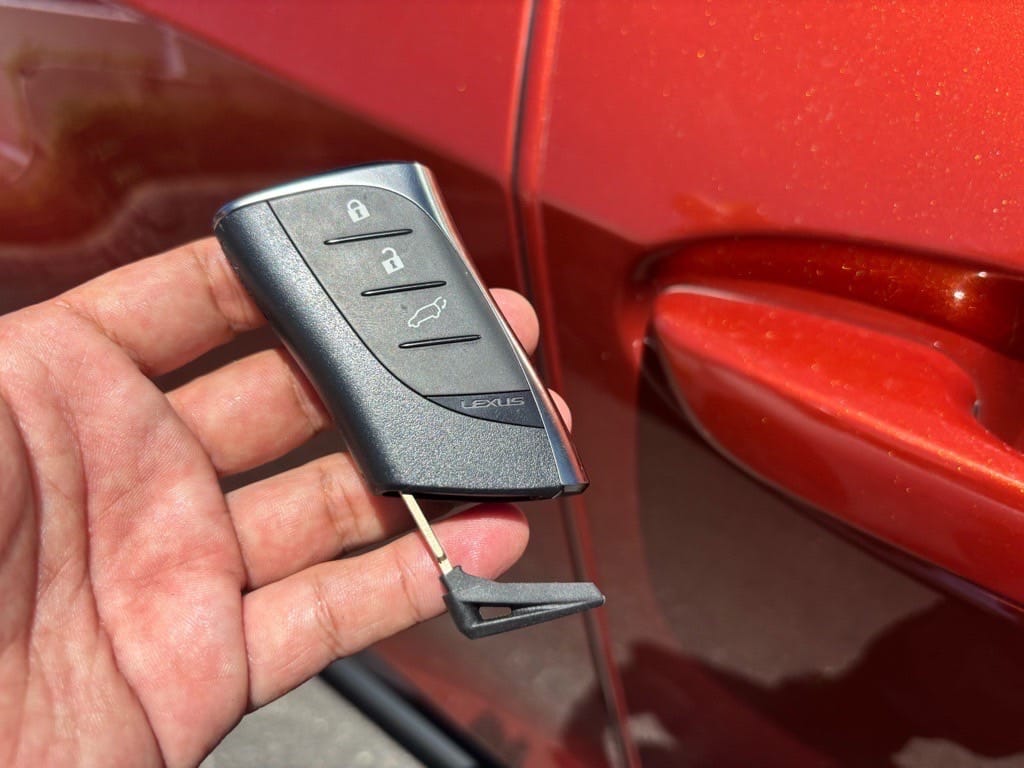 レクサスのスマートキーにメカニカルキーを収納
