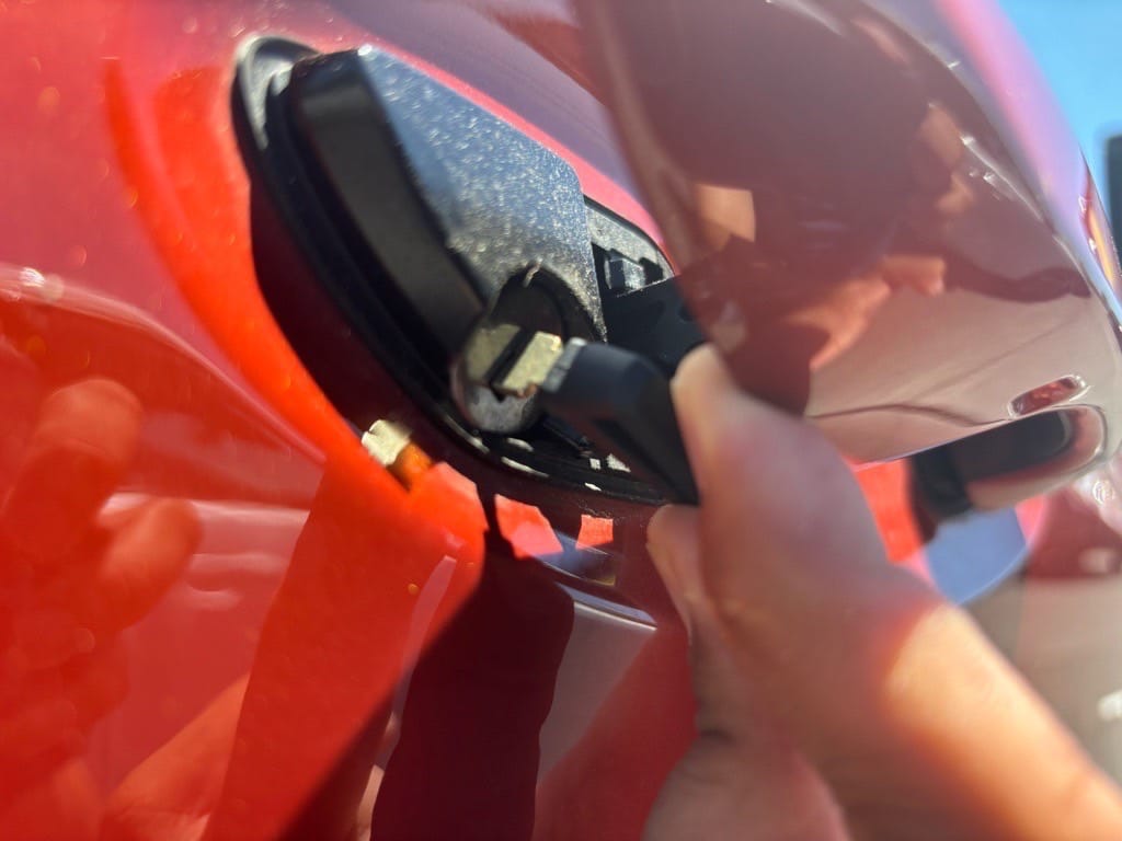 アウターハンドルを引いて現れたドアシリンダーに作製したメカニカルキーを挿して動作を確認