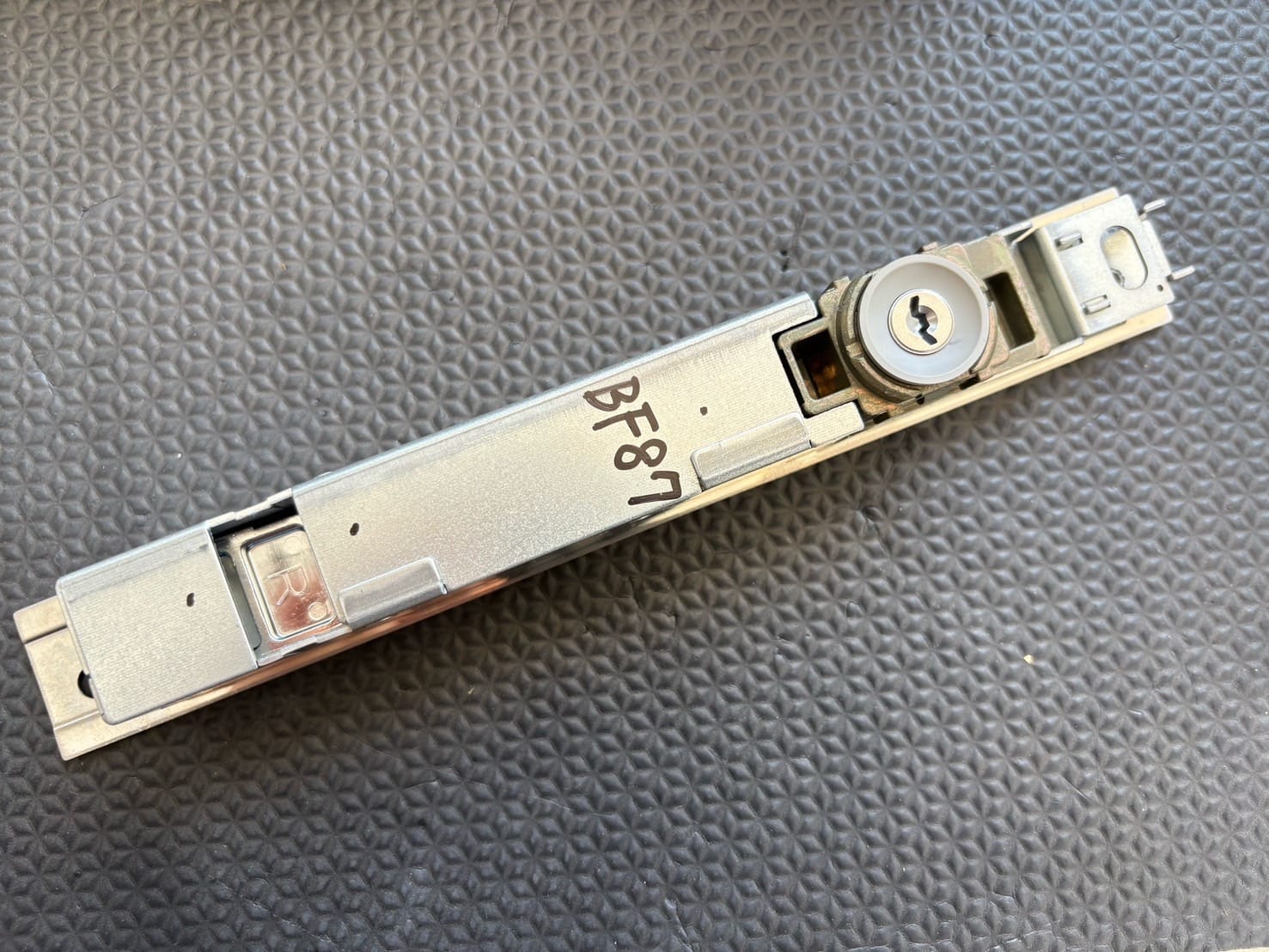 表側のユニットを取り外しました