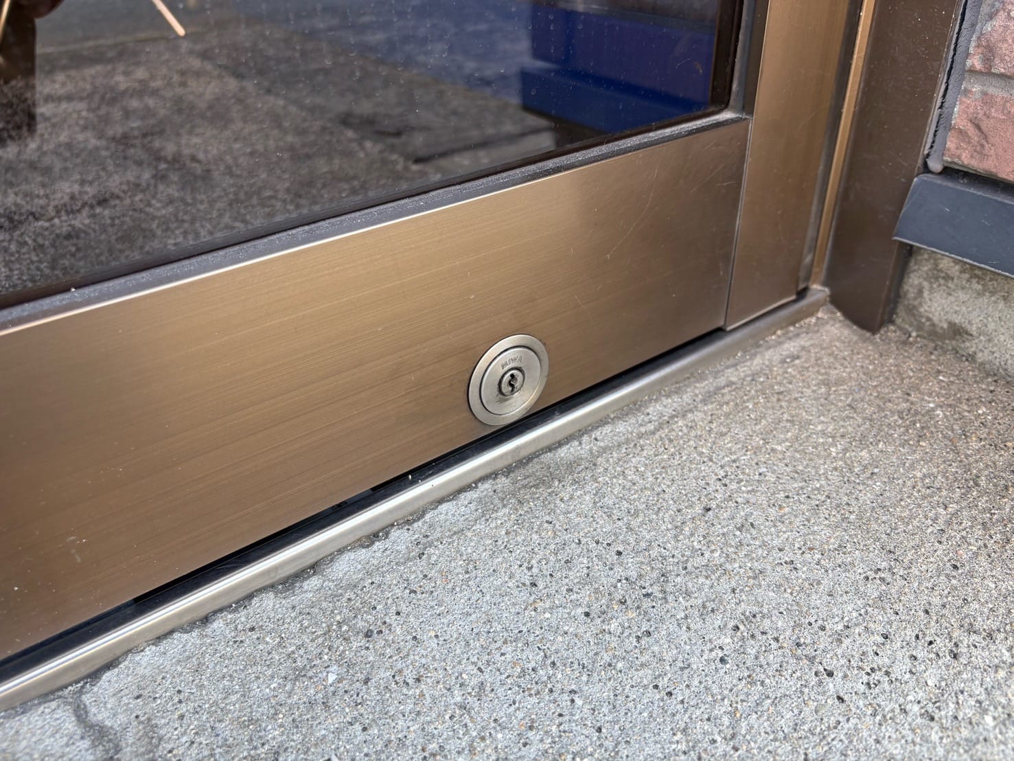 吊り戸の下にはMIWAのU9シリンダーがついている