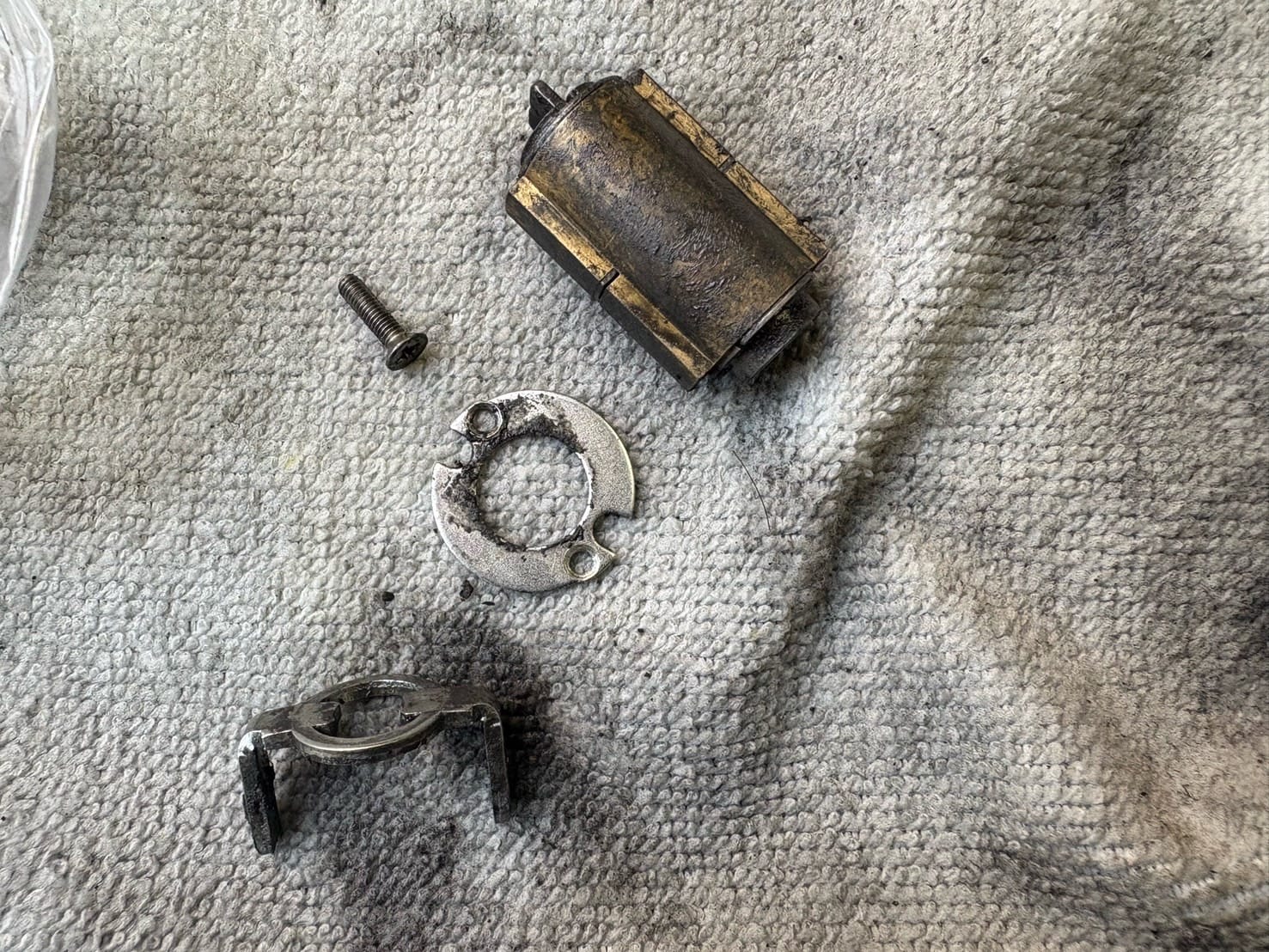 分解されたキーシリンダー