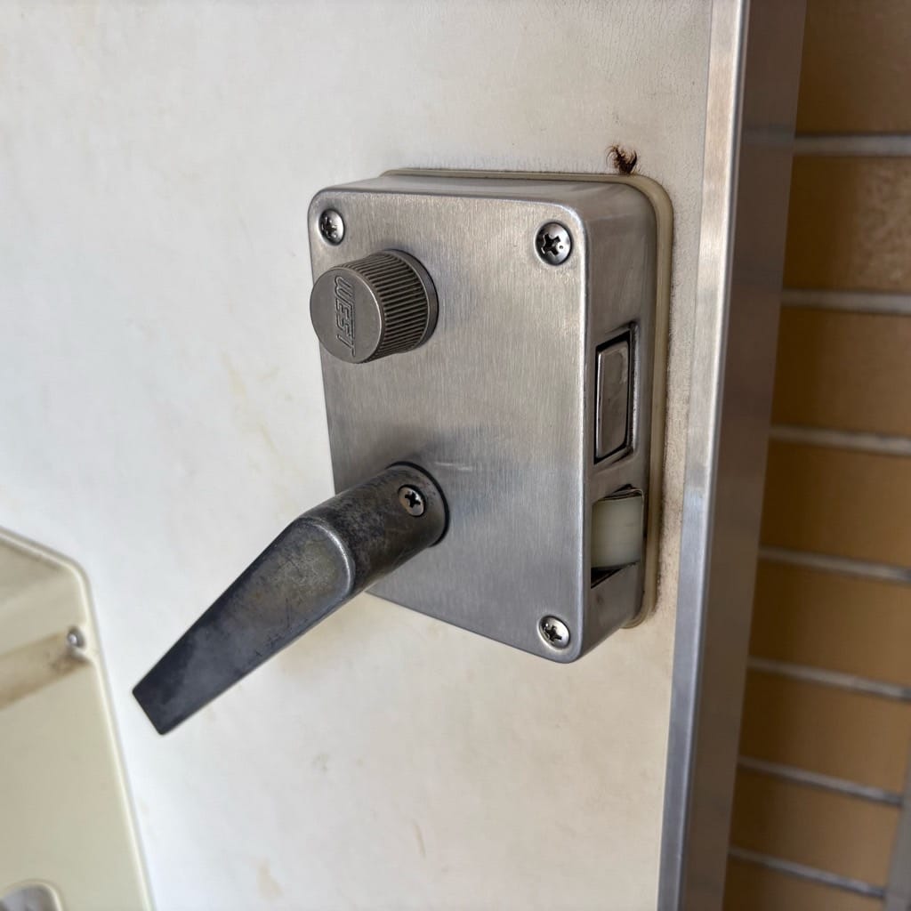 面付錠のレバーハンドルが垂れ下がったまま