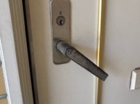 垂れ下がったレバーハンドル