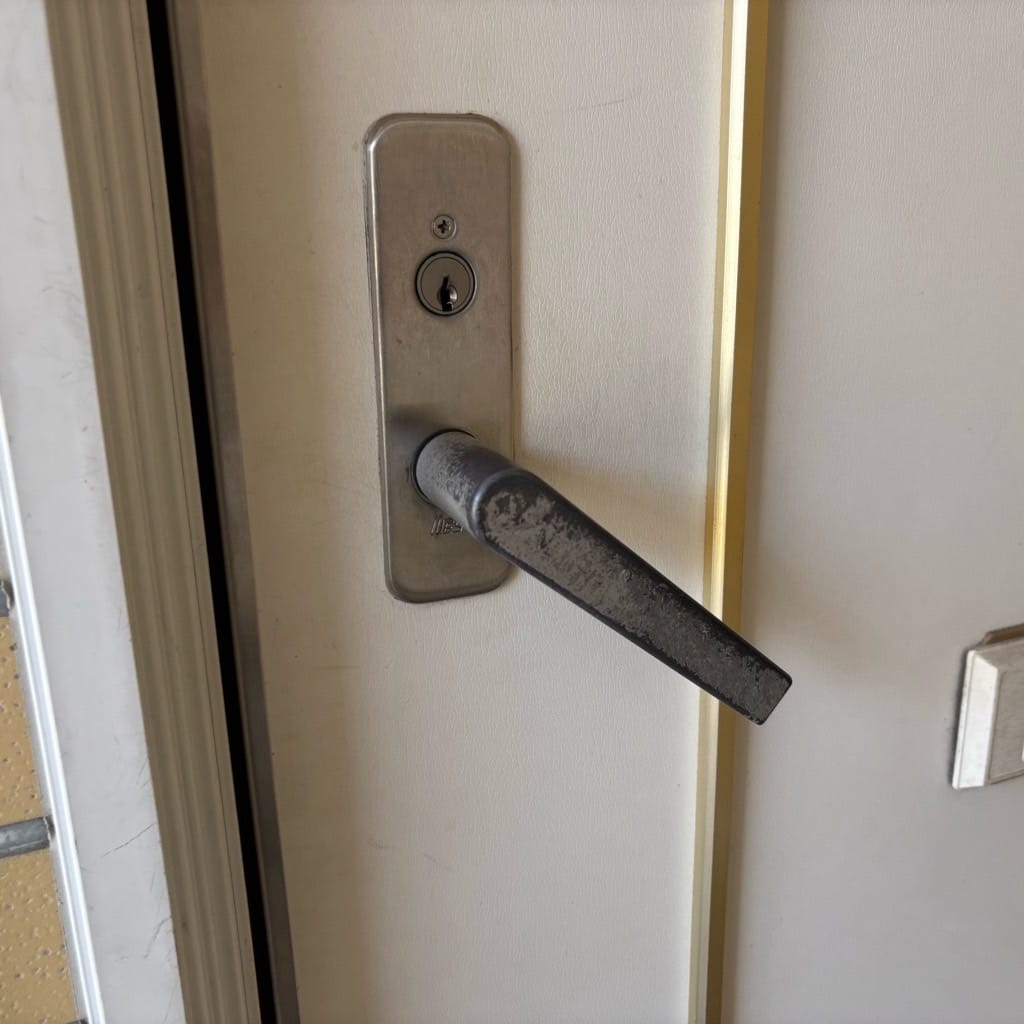 垂れ下がったレバーハンドル