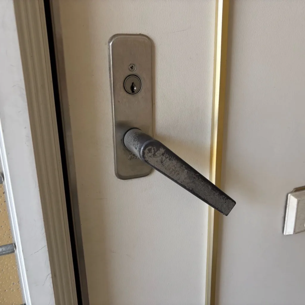 緊急】レバーハンドルが下がったまま戻らない！お家の鍵トラブル今すぐ