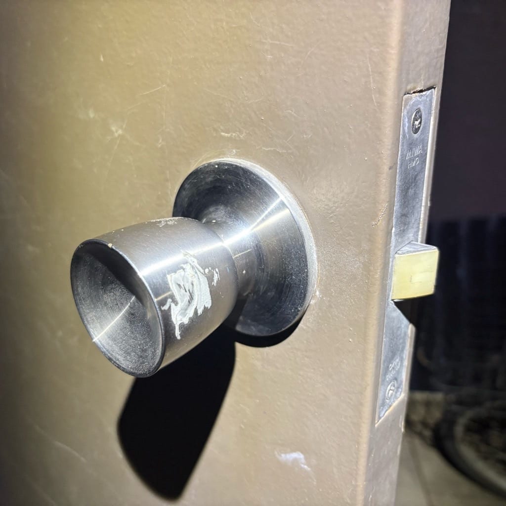 鉄扉にはドアノブがついている