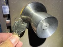 同メーカー同寸法の鍵つきドアノブを取り付けました