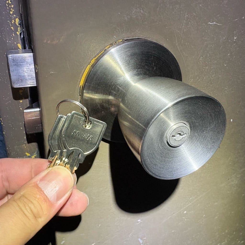 同メーカー同寸法の鍵つきドアノブを取り付けました