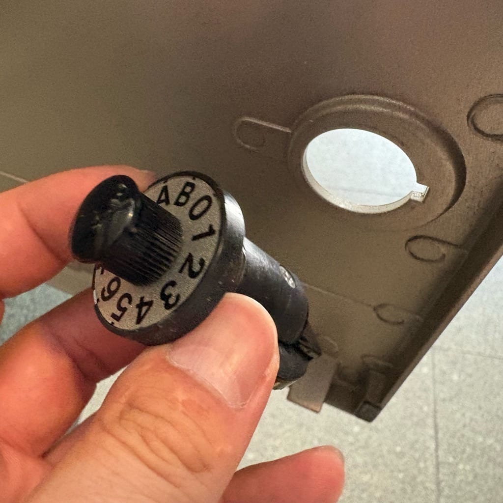 ポストからダイヤル錠を取り外しました