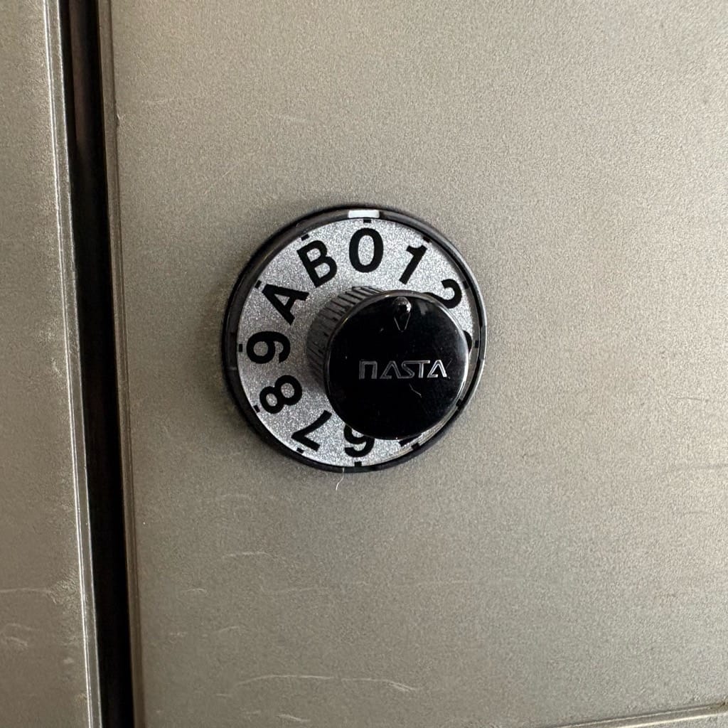 新品のダイヤル錠取付完了