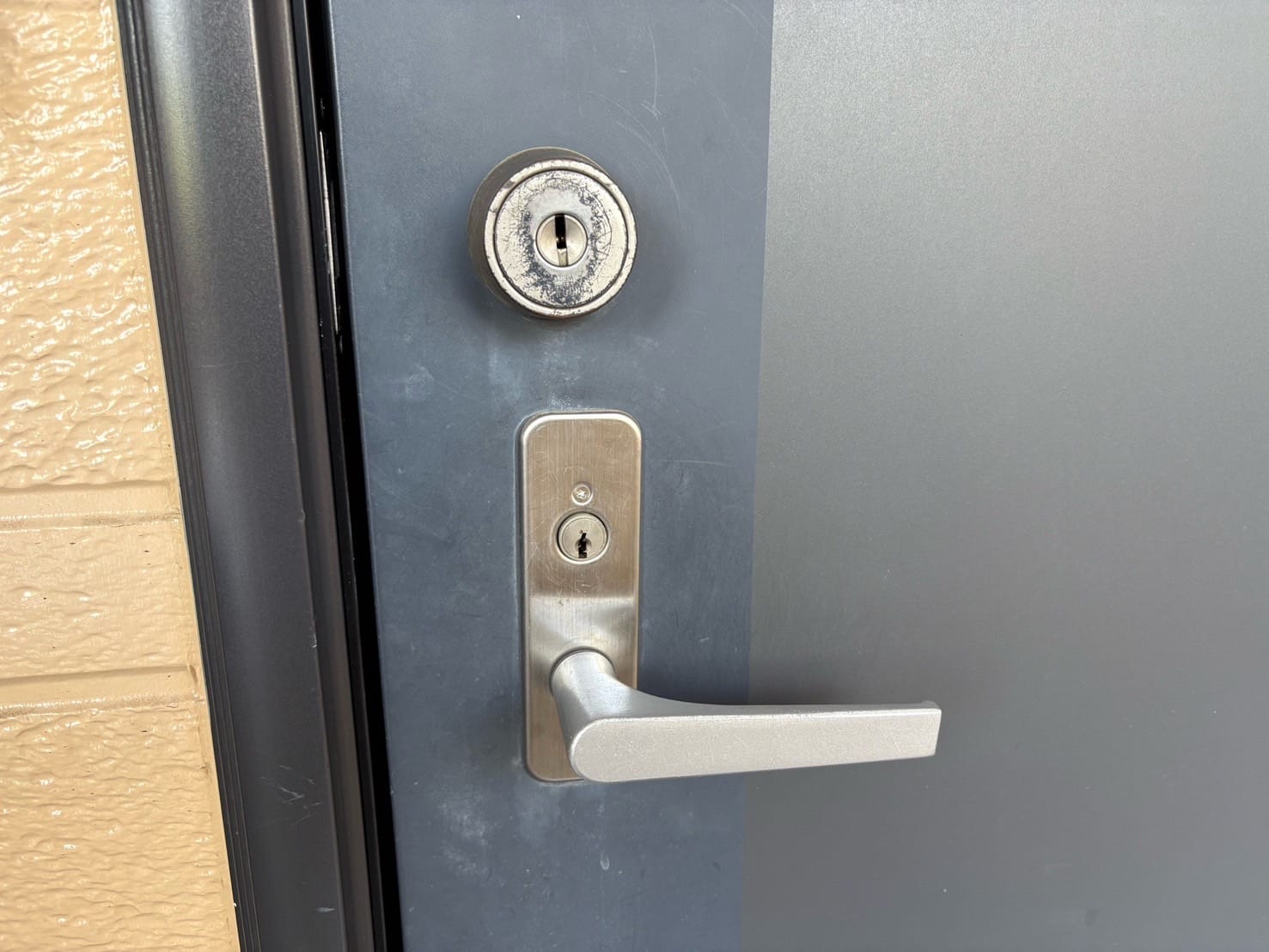 玄関ドア。ウエスト製の面付錠、ピンタイプのシリンダーがついています