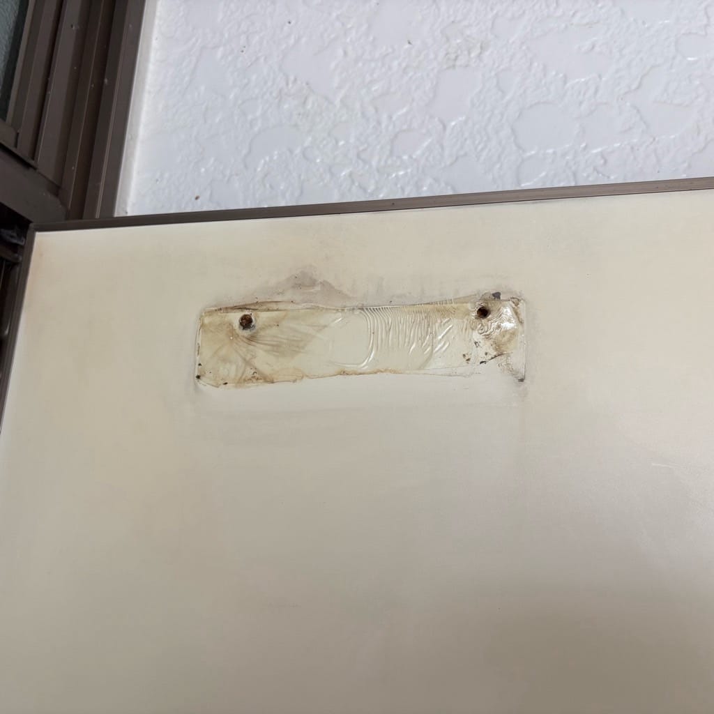 ドアクローザーを取り外し、扉には何もついていない状態