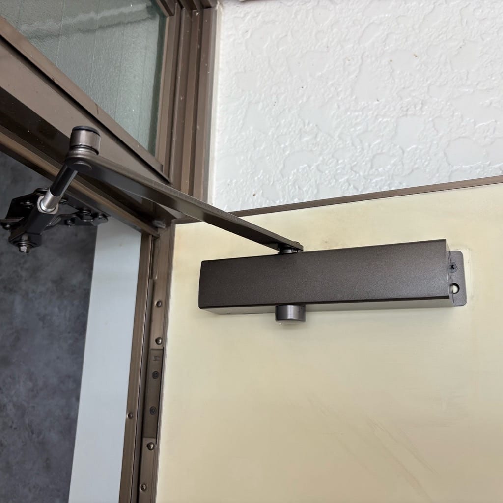 ドアクローザー交換完了