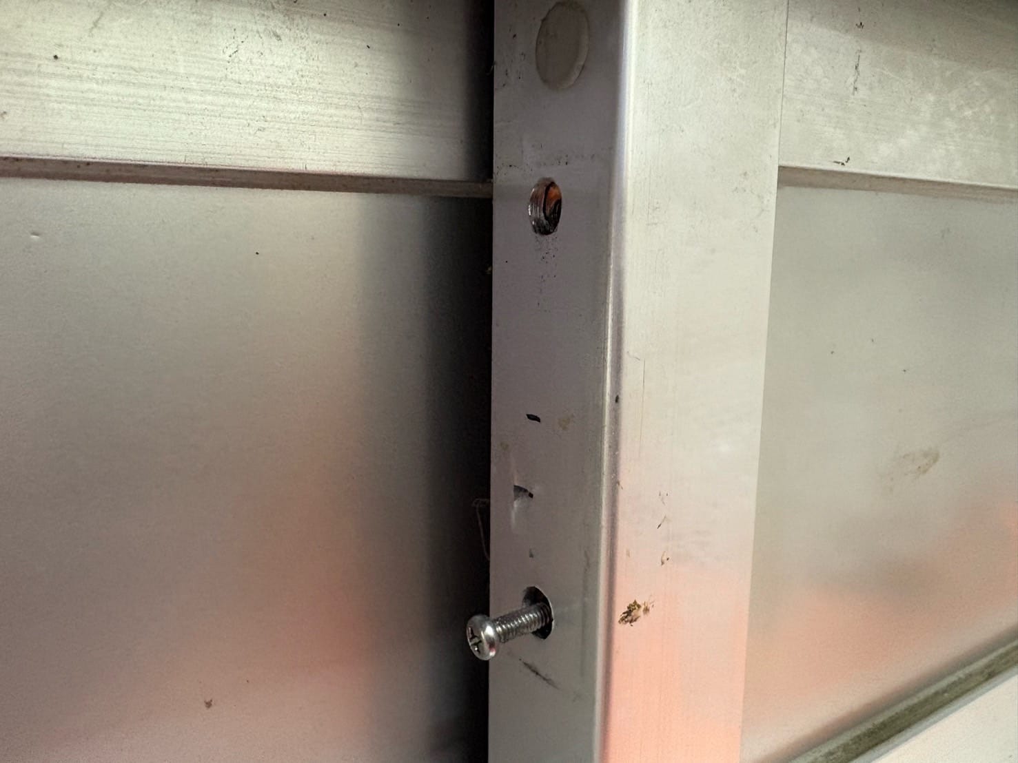 壊れた錠が取り外された状態の窓