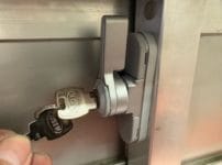 鍵穴に鍵がささっている