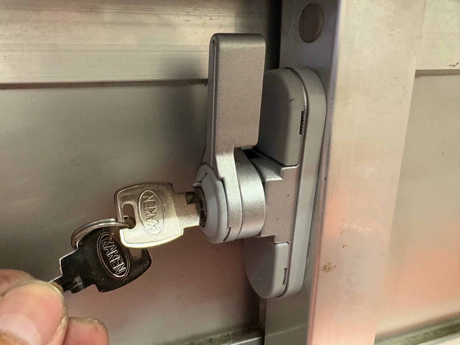 鍵穴に鍵がささっている