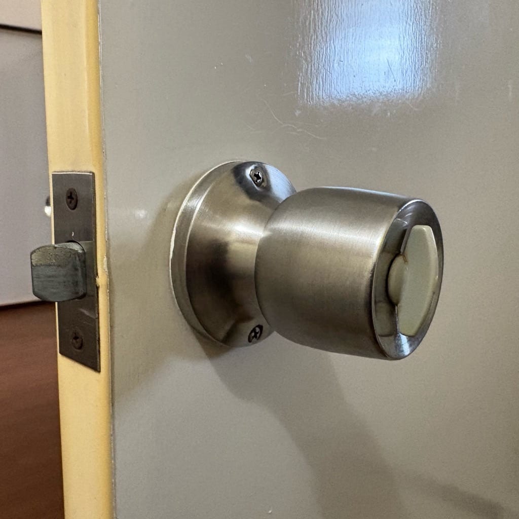 交換前のトイレのドア